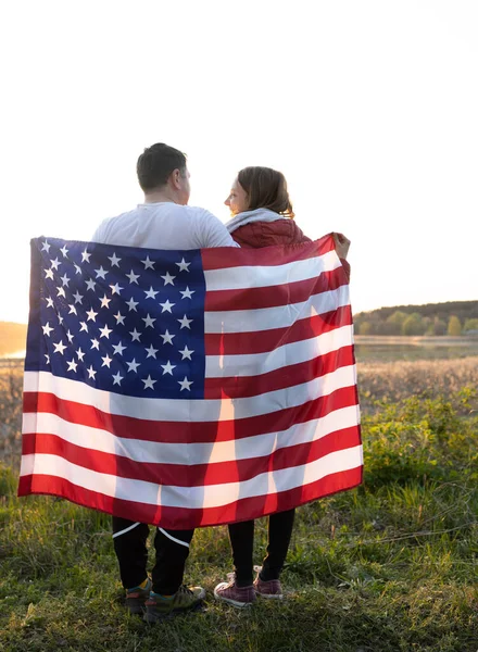 Щаслива Пара Чоловік Жінка Тримайте Спиною Американський Прапор Освітлений Сонячним — стокове фото