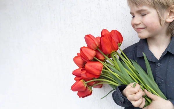 Большой Букет Красных Тюльпанов Светлом Фоне Лицо Милого Мальчика Профиль — стоковое фото