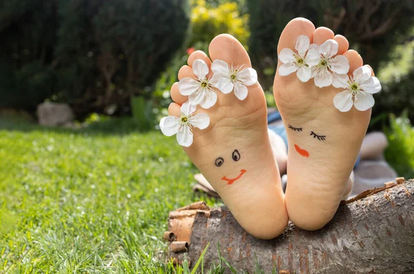 Дитячі Голі Ноги Лежать Зеленій Траві Сонячний Теплий День Між — стокове фото