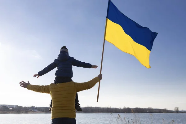 Неупізнаваний Хлопчик Сидить Плечах Чоловіка Тата Сином Великим Прапором України — стокове фото