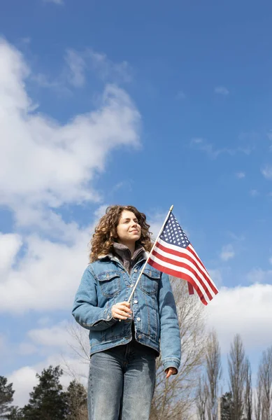 Портрет Прекрасної Щасливої Молодої Жінки Національним Американським Прапором Небі Ювілей — стокове фото