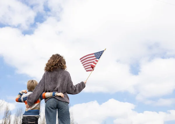 Невпізнаваний Хлопчик Молода Жінка Стоять Разом Спиною Тримаючи Американський Прапор — стокове фото
