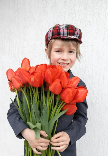 Mignon Petit Garçon Ans Tient Grand Bouquet Tulipes Rouges Sur — Photo