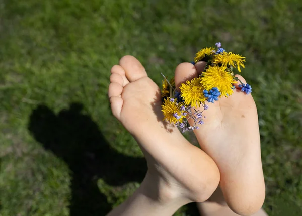 Дитячі Голі Ноги Лежать Яскравій Соковитій Зеленій Траві Маленький Вінок — стокове фото