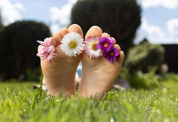 Die Nackten Füße Des Kindes Liegen Auf Leuchtend Grünem Gras — Stockfoto