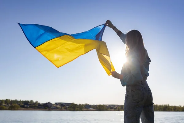Силует Жінки Тримає Український Прапор Пурхає Вітрі Прекрасно Освітлений Сонцем — стокове фото
