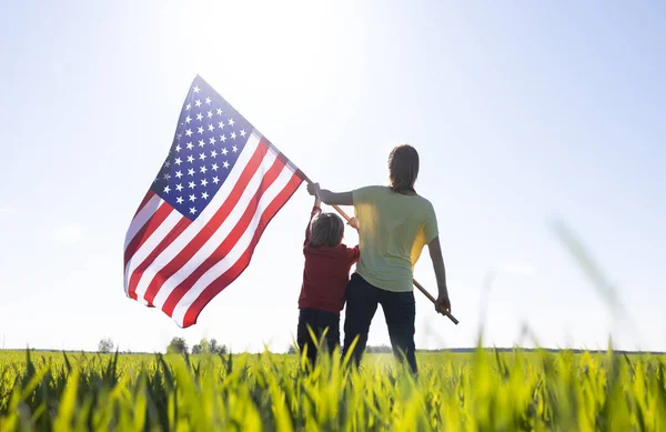 Жінка Дитина Мати Син Стоять Спиною Гордо Тримаючи Американський Прапор — стокове фото