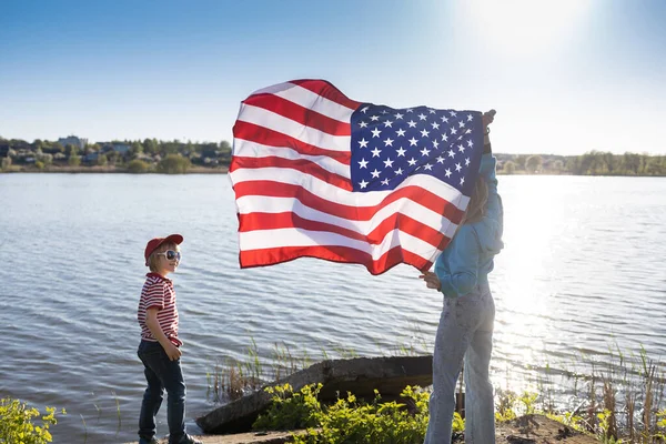 Жінка Дитина Стоять Березі Озера Тримаючи Американський Прапор Який Махає — стокове фото