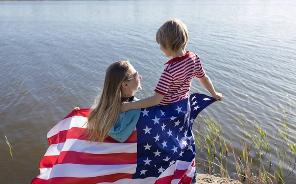 Щаслива Мати Дитиною Тримають Спиною Американський Прапор Сидячи Березі Озера — стокове фото