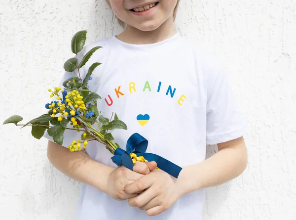 Усміхаючись Українським Хлопчиком Жовто Блакитним Букетом Футболці Написом Україна Гордість — стокове фото