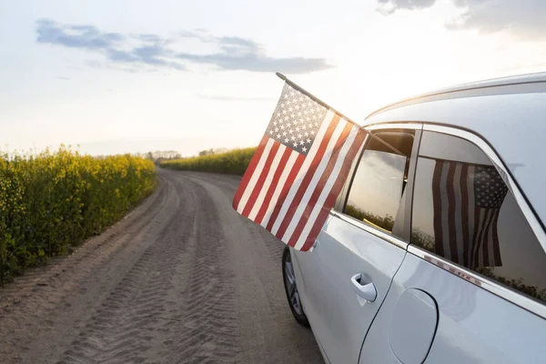 Bandiera Americana Sporge Dal Finestrino Dell Auto Sullo Sfondo Del — Foto Stock