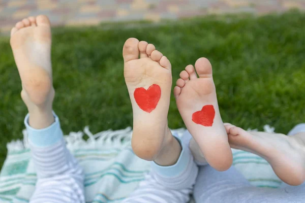 Cœurs Rouges Tirés Sur Les Pieds Nus Deux Enfants Couchés — Photo