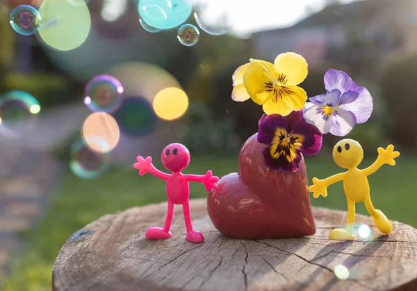 Miniaturowe Jasne Figurki Zabawek Ludzi Pobliżu Wazonu Kształcie Serca Pedałami — Zdjęcie stockowe