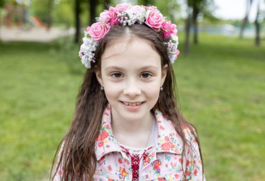7 yaşında, çelenk takmış şirin bir Ukraynalı kızın portresi. Çocuklar huzur ve sükunet içinde yaşamak ister. Ukrayna 'yı destekle ve yardım et. Ukraynalı olduğun için gurur duy.