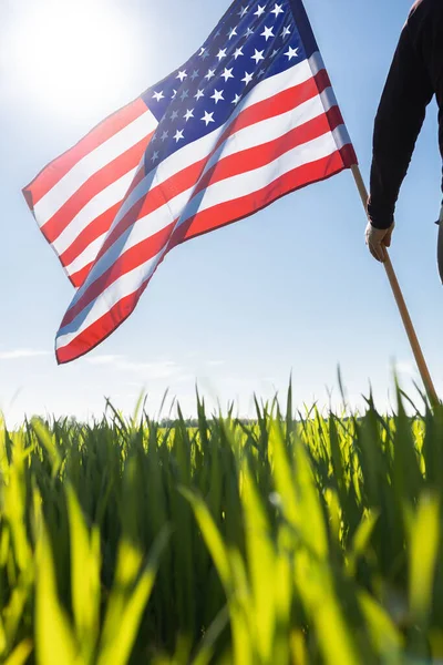 巨大的美国国旗映衬着青草的背景 阳光和无云的天空 独立日 美利坚合众国自由的国家象征 光明的未来 — 图库照片