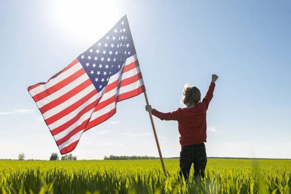 Силуэт Мальчика Стоит Спиной Гордо Держа Американский Флаг Перед Ярким — стоковое фото