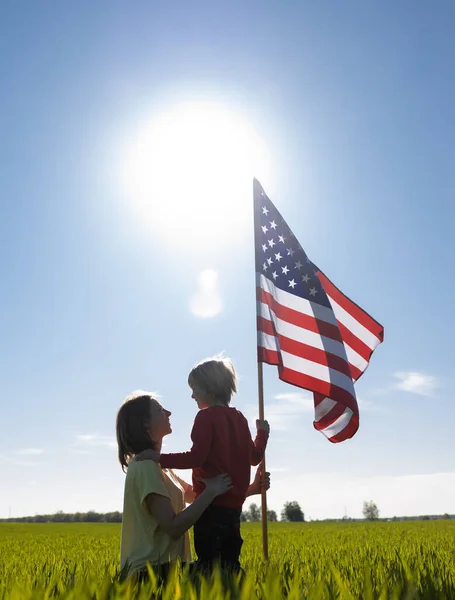 美利坚合众国独立日 和家人一起过爱国假日 绿地里的妇女和儿童相视 举着美国国旗 — 图库照片