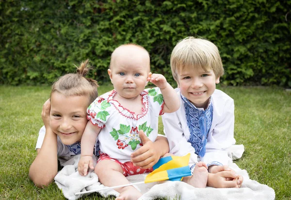 Retrato Tres Niños Ucranianos Felices Diferentes Edades Ropa Nacional Educación — Foto de Stock