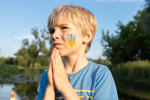 Garçon Avec Trident Peint Drapeau Ukrainien Sur Joue Plié Ses — Photo