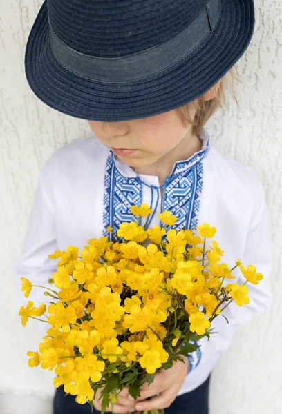 Ukrán Fiú Kalapban Lehúzta Szemét Hímzett Ingben Sárga Virágcsokorral Anyák — Stock Fotó