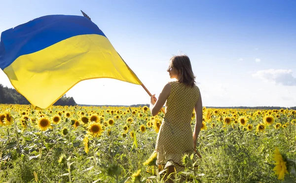 Жовто Блакитний Атласний Прапор України Руках Жінки Тлі Квітучого Поля — стокове фото