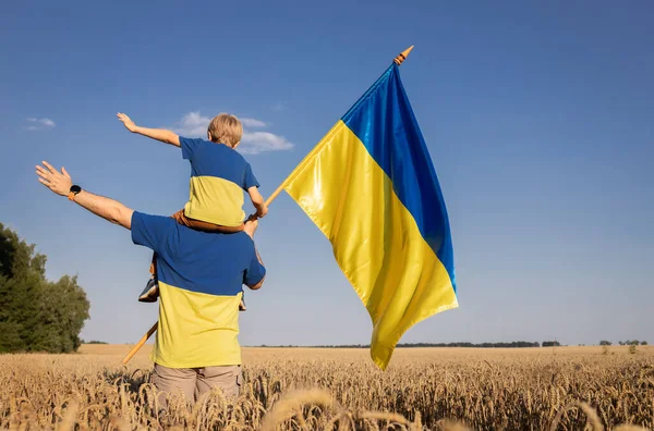 Чоловік Дитина Які Сидять Плечах Стоять Спинами Гордо Тримаючи Український — стокове фото
