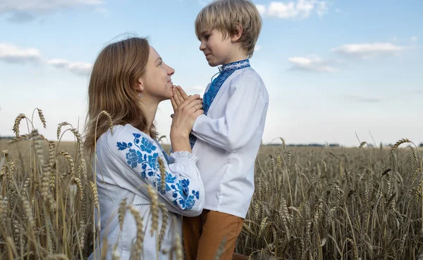 Милый Мальчик Женщина Вышитой Национальной Одежде Сидят Поле Среди Пшеничных — стоковое фото