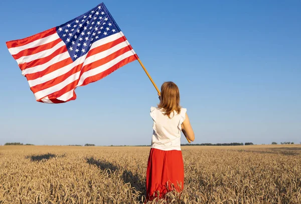 Mulher Está Costas Orgulhosamente Detém Grande Bandeira Americana Campo Trigo — Fotografia de Stock