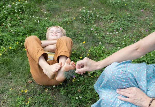 Concetto Una Famiglia Amichevole Allegra Mamma Gioca Con Figlio Sdraiato — Foto Stock