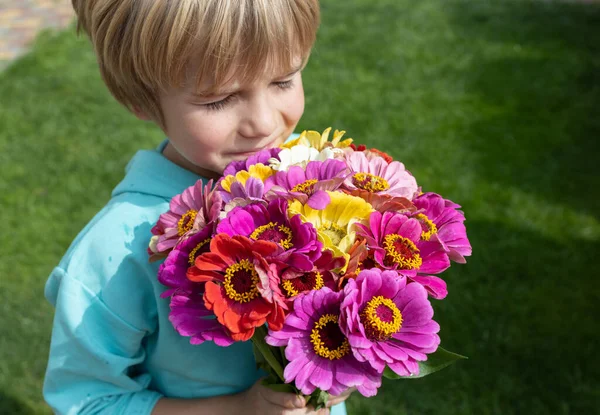 Kisfiú Egy Fényes Csokor Színes Virágot Szimatol Egy Napos Nyári — Stock Fotó
