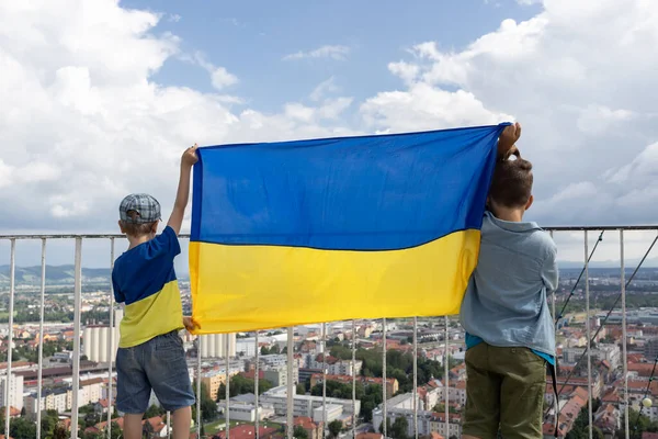 Український Прапор Руках Двох Хлопчиків Стоять Даху Видом Дахи Міста — стокове фото