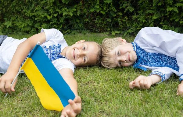 Двоє Щасливих Українських Хлопчиків Одягнених Вишиті Сорочки Синьо Жовтим Прапором — стокове фото