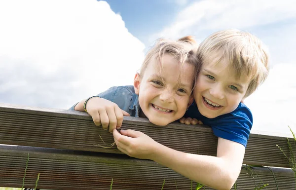 Due Facce Bambino Anni Fratelli Bambini Felici Amicizia Concetto Famiglia — Foto Stock