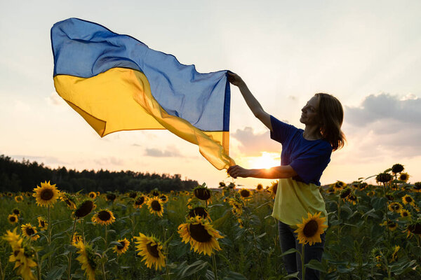 Ukrainische Flagge Den Händen Einer Frau Die Auf Einem Blühenden — Stockfoto