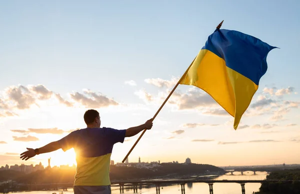 Людина Великим Українським Жовтим Синім Прапором Махає Руках Небо Дніпро — стокове фото