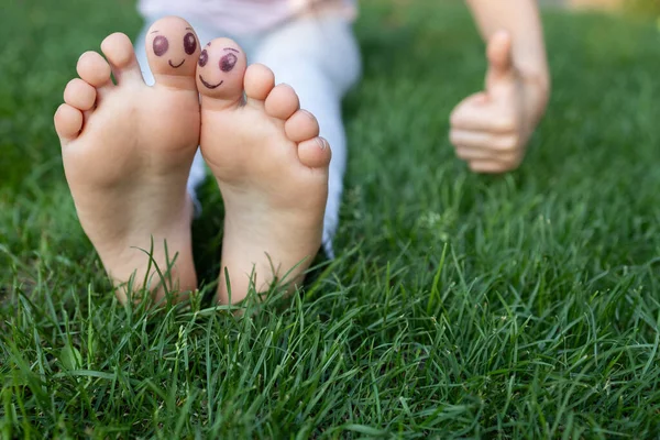 Children Bare Feet Green Grass Cheerful Positive Atmosphere Happy Childhood — Stock Photo, Image