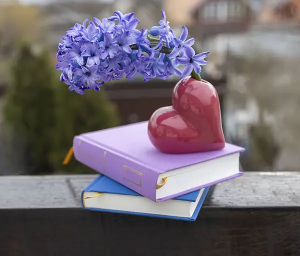 本とヒヤシンスの花 そして知識の概念 デジタルデトックス 本の日 テラスでリラックスできる居心地の良い雰囲気 ストック写真