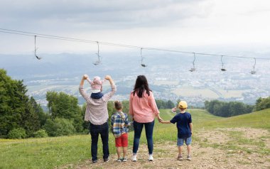 Tanınmaz haldeki beş kişilik bir aile, iki yetişkin ve üç çocuk dağlarda yürüyüş yapıyor. Dijital detoks, doğal hafta sonu, aile birlikteliği. Dünya 'nın enerjisi. Çevreden ilham