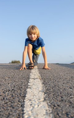 Çocuk 7-8 yaşlarındaydı ve oyuna başlamaya hazırdı. Sportif sağlıklı yaşam tarzı. Hareket hayattır. Etkin çocuklar.