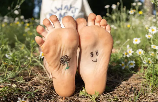 Güneşli bir günde, çocuğun çıplak ayaklarının yakın çekimi. Neşeli, neşeli, pozitif atmosfer, yaz havası, şımartma. Çıplak ayakla yürüyorum. Mutlu tasasız çocukluk