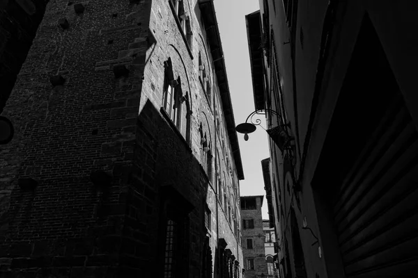 Lucca市隐藏的小巷意大利托斯卡纳黑白照片 — 图库照片
