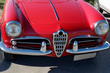 Eski bir İtalyan klasik arabasının ön görüntüsü. Araba bir Alfa Romeo modeli.