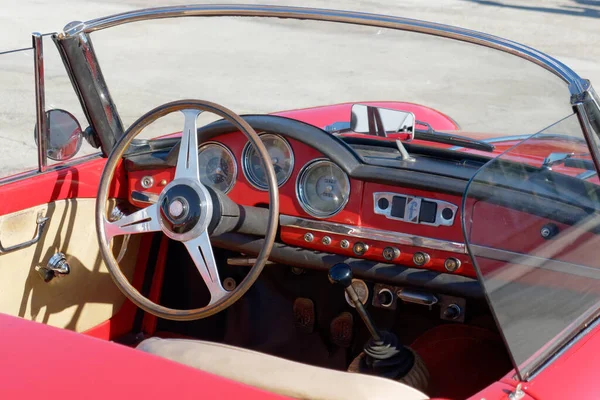 Eski Bir Talyan Klasik Arabasının Gösterge Paneli Direksiyon Araç Kontrol — Stok fotoğraf