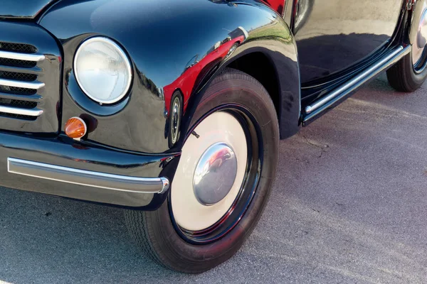 Eski Bir Talyan Klasik Arabasının Sol Görüntüsü Özellikle Sol Işık — Stok fotoğraf