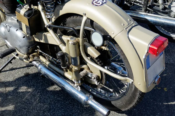 Hátsó Kerék Egy Klasszikus Angol Motorkerékpár Krómozott Kipufogócsöve Oldalnézet — Stock Fotó