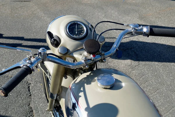 Vintage Motocykl Stát Silnici Detailní Záběr Motocykl Světlometů Otáčkoměr — Stock fotografie