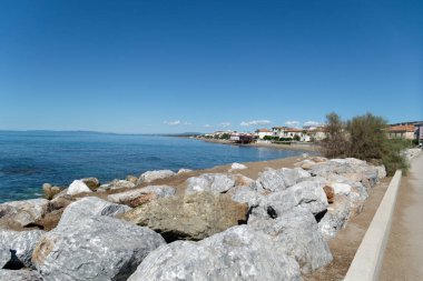 Yazın San Vincenzo Livorno sahilinin panoramik manzarası. Toskana, İtalya