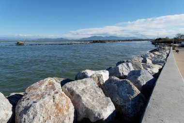 Marina di Pisa 'da Arno nehri boyunca tipik İtalyan balıkçı ağı. Toskana, İtalya