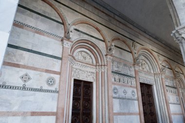Lucca 'daki Saint Martin Katedrali. Toskana, İtalya. Özellikle, üç muhteşem kemerli, uçsuz bucaksız kapı manzarası.