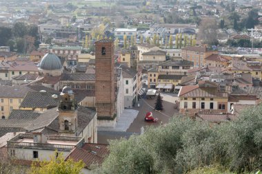 Lucca Pietrasanta şehrinin muhteşem hava manzarası. Toskana İtalya